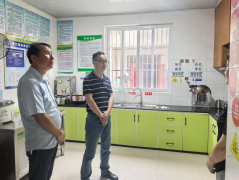<b>工做人员积极向运营户宣传药品平安学问</b>
