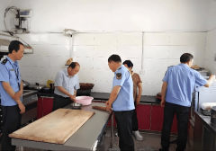 <b>李富龙到林扒镇市场监管所领会辖区食营单元从</b>